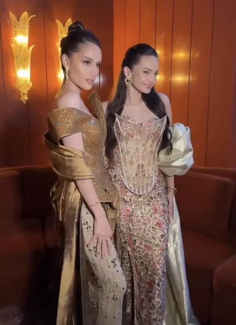 7 Foto Enzy Storia dan Cinta Laura Kenakan Gaun Batik di Paris Fashion Week 2024, Cantik Memukau