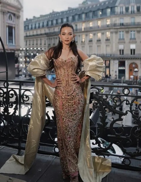 7 Foto Enzy Storia dan Cinta Laura Kenakan Gaun Batik di Paris Fashion Week 2024, Cantik Memukau