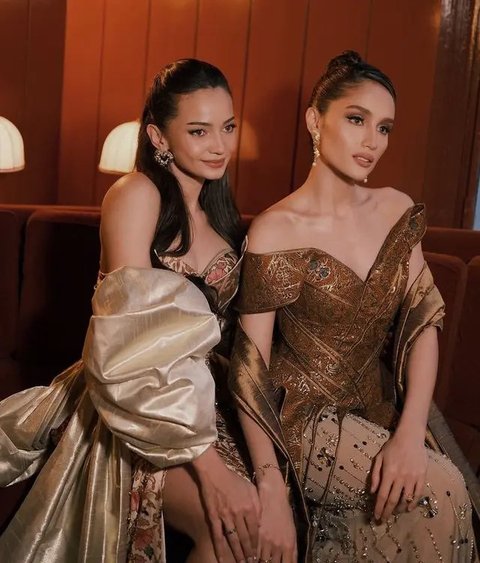 7 Foto Enzy Storia dan Cinta Laura Kenakan Gaun Batik di Paris Fashion Week 2024, Cantik Memukau