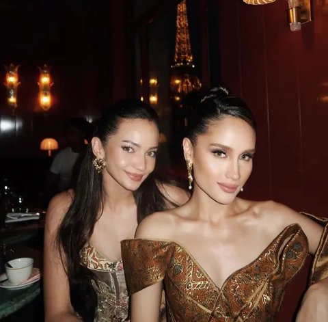 7 Foto Enzy Storia dan Cinta Laura Kenakan Gaun Batik di Paris Fashion Week 2024, Cantik Memukau