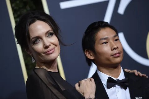 Temani Sang Ibu, Pax Putra Angelina Jolie Tampil dengan Tanda di Kening Usai Alami Kecelakaan Tragis