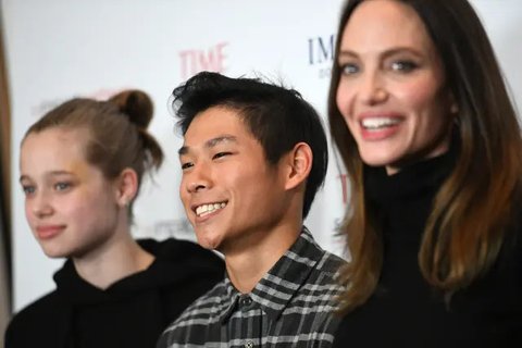 Temani Sang Ibu, Pax Putra Angelina Jolie Tampil dengan Tanda di Kening Usai Alami Kecelakaan Tragis