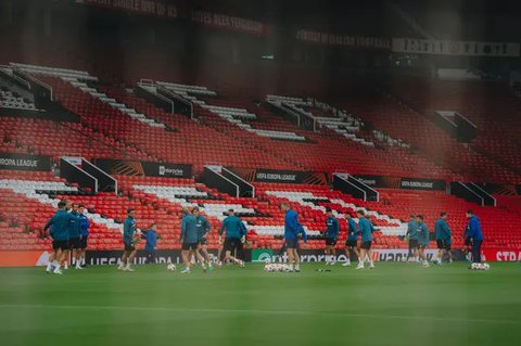 Mees Hilgers Ungkap Pengalaman Berlatih di Stadion Old Trafford Jelang Pertandingan Lawan MU di Europa League, Terkesima Gara-gara ini