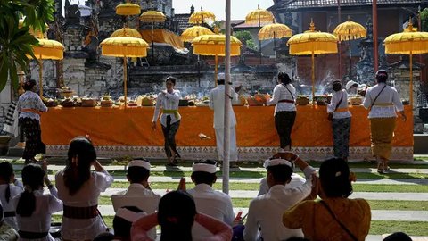 Dengan penuh khidmat, umat Hindu di Bali merayakan Hari Raya Galungan.