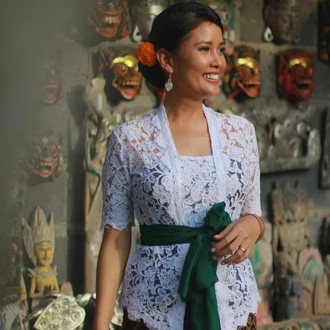 Inspirasi Kebaya Putih Ala Artis, dari Mahalini hingga Aurelie Moeremans