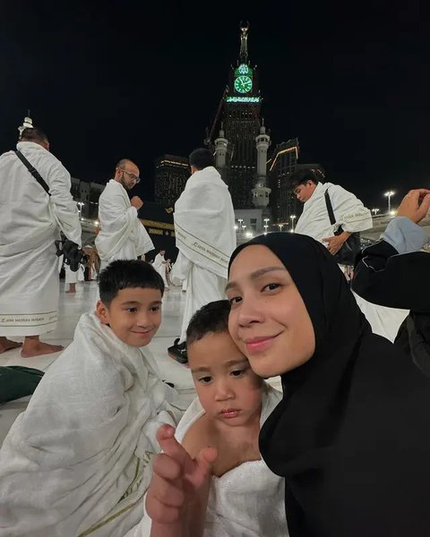 Potret Nagita Slavina Berpenampilan Elegan saat Umrah, Mengenakan Abaya Mewah dan Tas Hermes Seharga Rp300 Juta