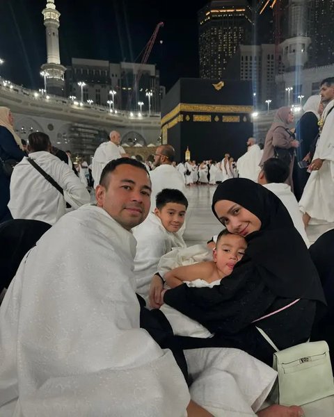 Potret Nagita Slavina Berpenampilan Elegan saat Umrah, Mengenakan Abaya Mewah dan Tas Hermes Seharga Rp300 Juta