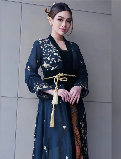 Deretan Artis Mengenakan Kebaya Gaya Kimono, Cantik dan Elegan Bikin Mata Tak Berkedip