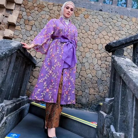 Deretan Artis Mengenakan Kebaya Gaya Kimono, Cantik dan Elegan Bikin Mata Tak Berkedip