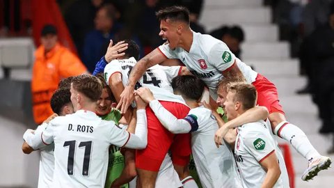 Momen Mees Hilgers Bentangkan Bendera Merah Putih di Stadion Old Trafford Setelah Twente Tahan Imbang Manchester United 1-1, Bikin Bangga!