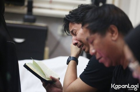 Tangis Sonny Septian Pecah di Pemakaman Sang Ibunda, Turun ke Liang Lahat Meski Masih Pakai Penyangga Leher