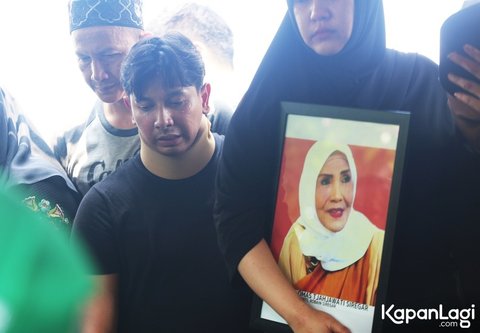 Tangis Sonny Septian Pecah di Pemakaman Sang Ibunda, Turun ke Liang Lahat Meski Masih Pakai Penyangga Leher