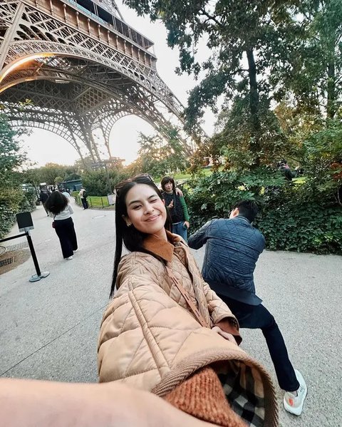 Potret Cantik Maudy Ayunda Liburan Bareng Suami & Mertua ke Paris, Gaya Simple Selalu Stylish