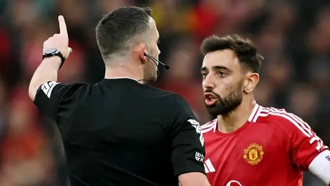 FOTO: Momen Bruno Fernandes Diusir Wasit, Awal Mula Petaka MU Dihajar Tottenham di Kandang Sendiri