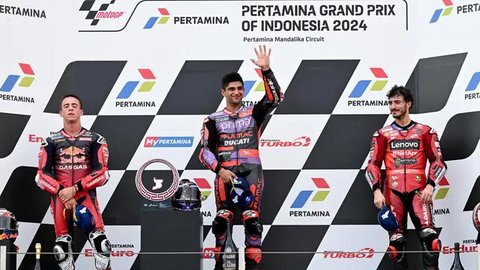 Cantik dan Memesona, Penampilan Maia Estianty saat Kibarkan Bendera Finis dalam Sprint Race MotoGP Mandalika 2024