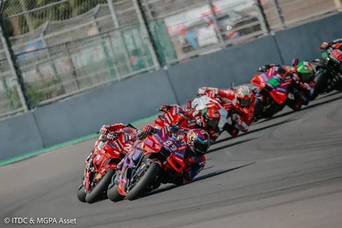 Cantik dan Memesona, Penampilan Maia Estianty saat Kibarkan Bendera Finis dalam Sprint Race MotoGP Mandalika 2024