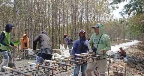 Tragis Ambulans Terjebak Lumpur saat Bawa Jenazah, Bupati Ngawi Ony Langsung Beton Jalan Bringin-Boan