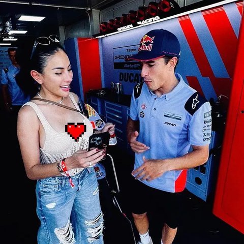 6 Potret Cantik Nikita Mirzani dan Marc Marquez di MotoGP Mandalika 2024, Dibanjiri Pujian