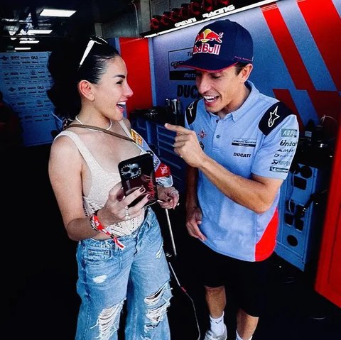 6 Potret Cantik Nikita Mirzani dan Marc Marquez di MotoGP Mandalika 2024, Dibanjiri Pujian