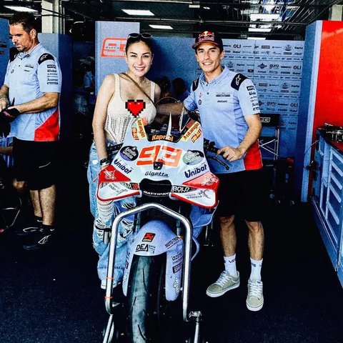 6 Potret Cantik Nikita Mirzani dan Marc Marquez di MotoGP Mandalika 2024, Dibanjiri Pujian