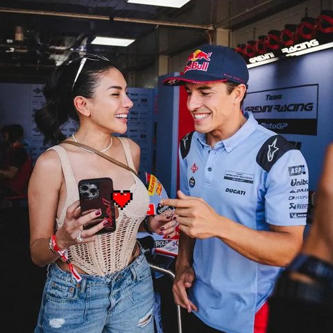 6 Potret Cantik Nikita Mirzani dan Marc Marquez di MotoGP Mandalika 2024, Dibanjiri Pujian