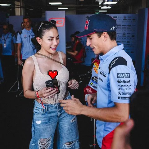 6 Potret Cantik Nikita Mirzani dan Marc Marquez di MotoGP Mandalika 2024, Dibanjiri Pujian