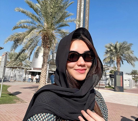 7 Potret Aaliyah Massaid di Dubai, Pakai Midi Dress Anggun Banget