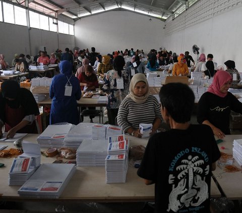 FOTO: Mengintip Sibuknya Petugas Sortir dan Lipat Surat Suara Pemilu 2024 di Pulogadung