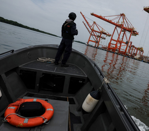 FOTO: Penampakan Kapal Semi Selam Bermuatan 3,2 Ton Narkoba yang Diamankan Angkatan Bersenjata Ekuador