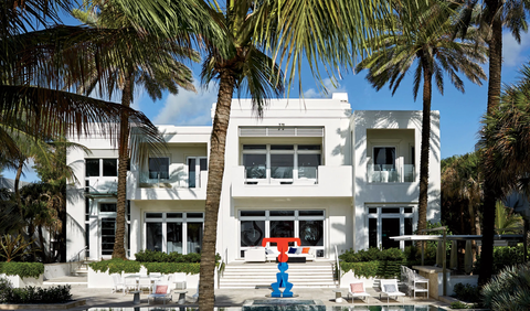 Tommy Hilfiger, seorang fashion designer ternama, memiliki rumah unik di Golden Beach, Miami.