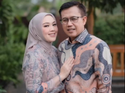 Potret Mesra Anne Ratna Mantan Istri Dedi Mulyadi Bareng Suami Baru Tersenyum Manis, Bikin Baper Netizen