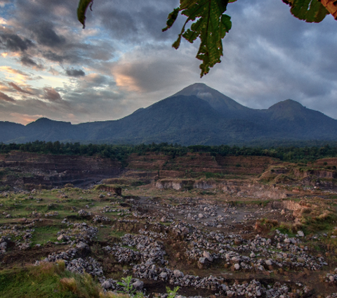 ⁠Di Gunung Keramat Tempat para Dewa ini Brimob Polri Mendapat Baret Biru, Zaman Kerajaan Tempat Mencari Kesaktian