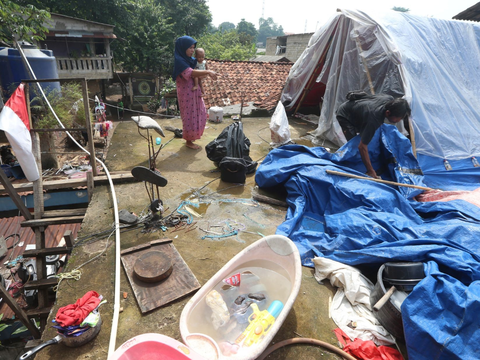 FOTO: Antisipasi Banjir Musiman, Warga Pejaten Timur Dirikan Tenda Darurat di Atas Rumah