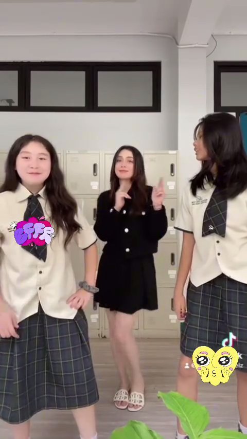 Seperti Kakak-Beradik, 7 Foto Celine Evangelista dengan 2 Putrinya yang Beranjak Remaja