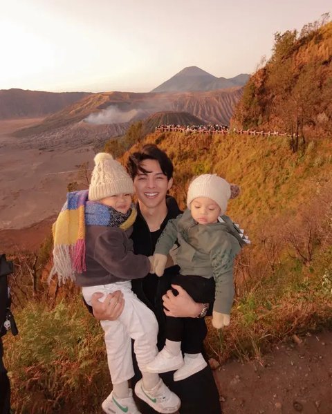 Bikin Iri, 7 Potret Romantis Dinda Hauw dan Rey Mbayang Nikmati Golden Sunrise di Bromo, Tak Lupa Ajak Anak-Anak