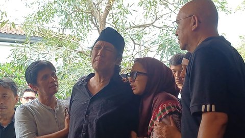 Tangis Ikang Fawzi saat Lepas Jenazah Marisaa Haque:Istri Saya Tercinta Telah Pergi Ya Allah!