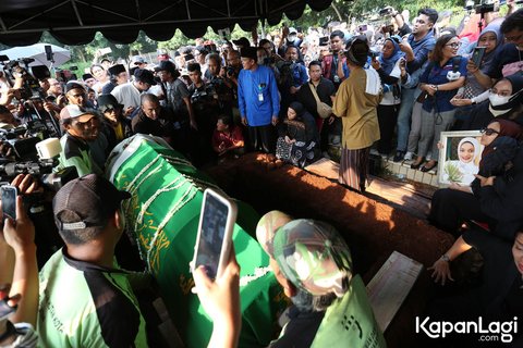 FOTO: Momen Haru Ikang Fawzi Antarkan Marissa Haque ke Peristirahatan Terakhir, Lantunkan Adzan di  Liang Lahad