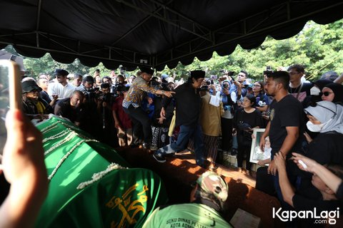 FOTO: Momen Haru Ikang Fawzi Antarkan Marissa Haque ke Peristirahatan Terakhir, Lantunkan Adzan di  Liang Lahad