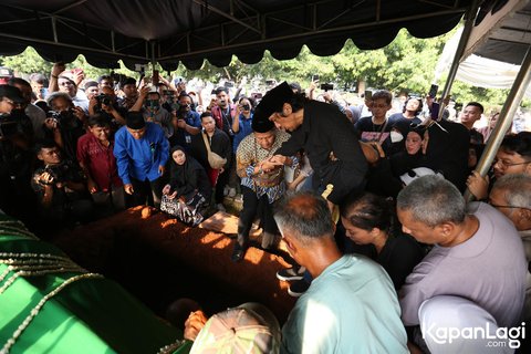 FOTO: Momen Haru Ikang Fawzi Antarkan Marissa Haque ke Peristirahatan Terakhir, Lantunkan Adzan di  Liang Lahad