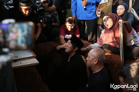 FOTO: Momen Haru Ikang Fawzi Antarkan Marissa Haque ke Peristirahatan Terakhir, Lantunkan Adzan di  Liang Lahad