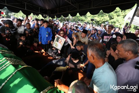 FOTO: Momen Haru Ikang Fawzi Antarkan Marissa Haque ke Peristirahatan Terakhir, Lantunkan Adzan di  Liang Lahad