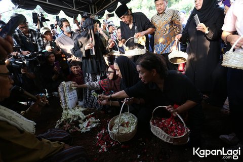 FOTO: Momen Haru Ikang Fawzi Antarkan Marissa Haque ke Peristirahatan Terakhir, Lantunkan Adzan di  Liang Lahad