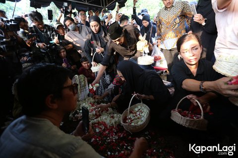 FOTO: Momen Haru Ikang Fawzi Antarkan Marissa Haque ke Peristirahatan Terakhir, Lantunkan Adzan di  Liang Lahad