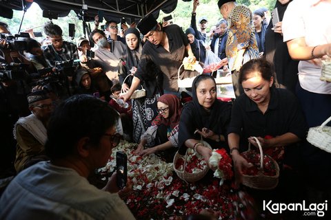 FOTO: Momen Haru Ikang Fawzi Antarkan Marissa Haque ke Peristirahatan Terakhir, Lantunkan Adzan di  Liang Lahad