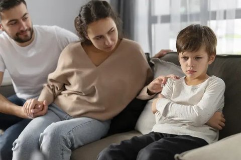 Overparenting Mungkin Terjadi saat Mengasuh Anak, Ketahui Ciri-ciri serta Akibatnya pada Anak