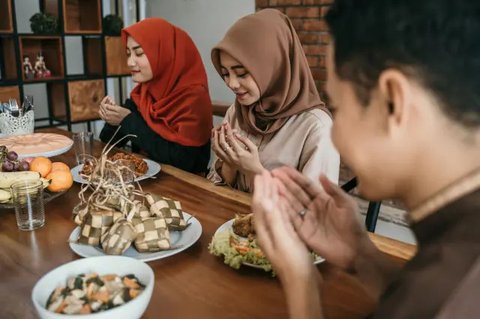 Mana yang Lebih Penting, Dahulukan Makan atau Sholat?