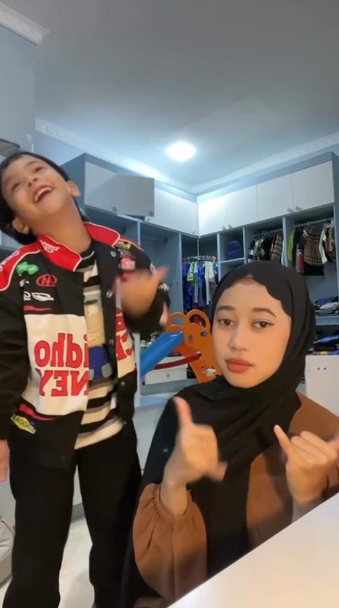 Asik Joget Bareng Pengasuh, Potret Terbaru Gala Sky yang Kini Disebut Jefri Nicole Versi Sachet