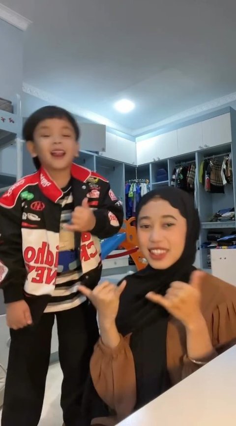 Asik Joget Bareng Pengasuh, Potret Terbaru Gala Sky yang Kini Disebut Jefri Nicole Versi Sachet