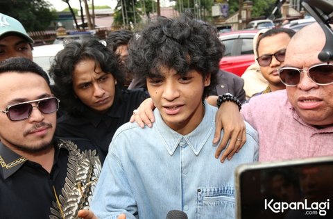 8 Potret Senyum Pede Vadel Badjideh Penuhi Panggilan Polisi Usai Dilaporkan Nikita Mirzani