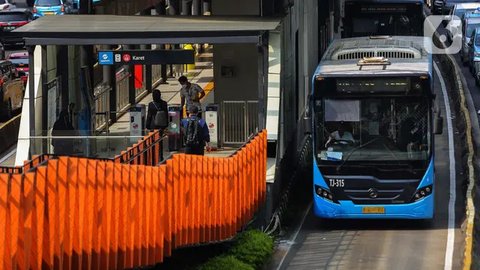 FOTO: Hore, Naik Transjakarta, MRT, dan LRT Cuma Bayar Rp1 Saat HUT ke-79 TNI Besok!